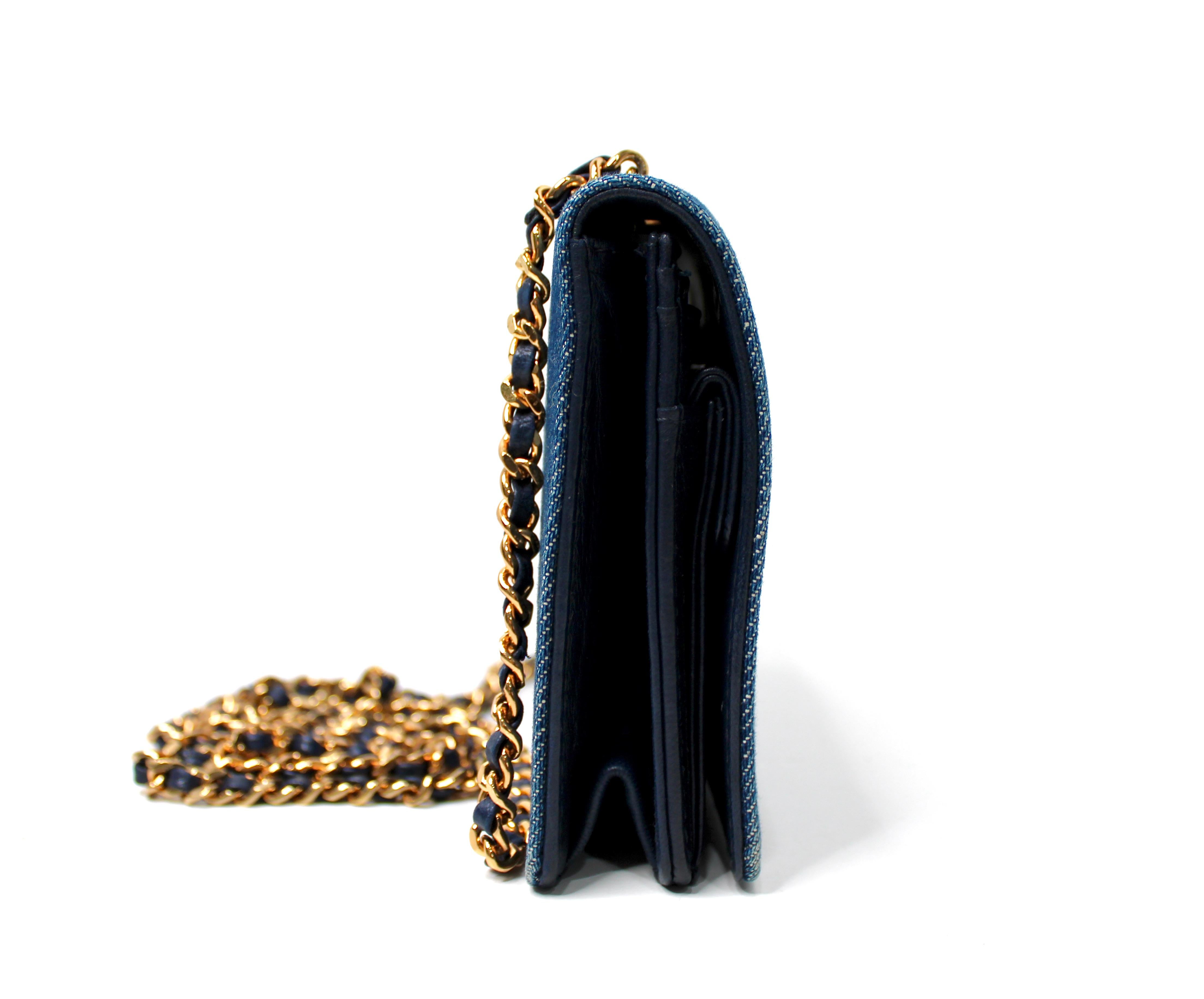 Chanel Portefeuille intemporel en denim bleu sur chaîne circa 1990 1