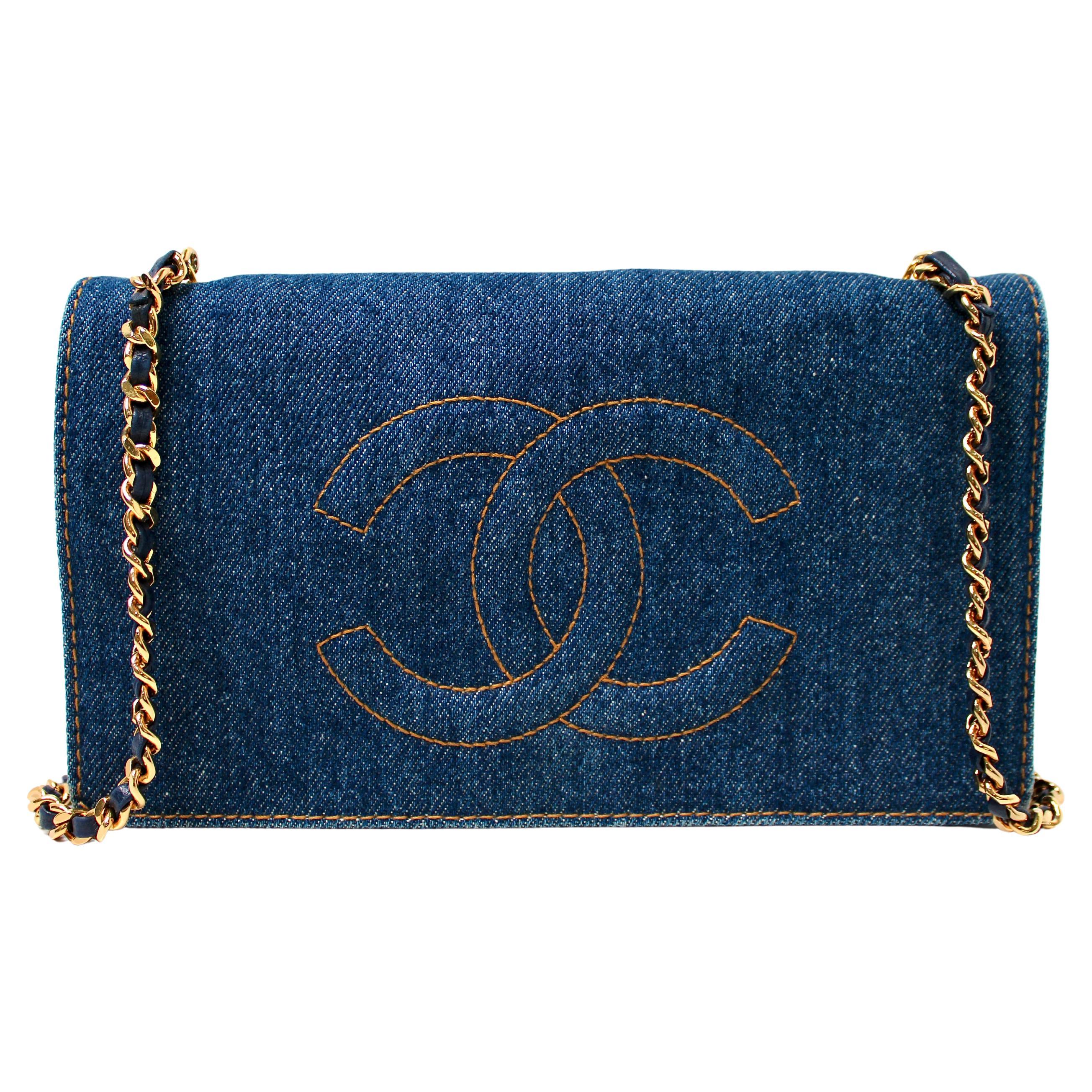 Chanel Portefeuille intemporel en denim bleu sur chaîne circa 1990