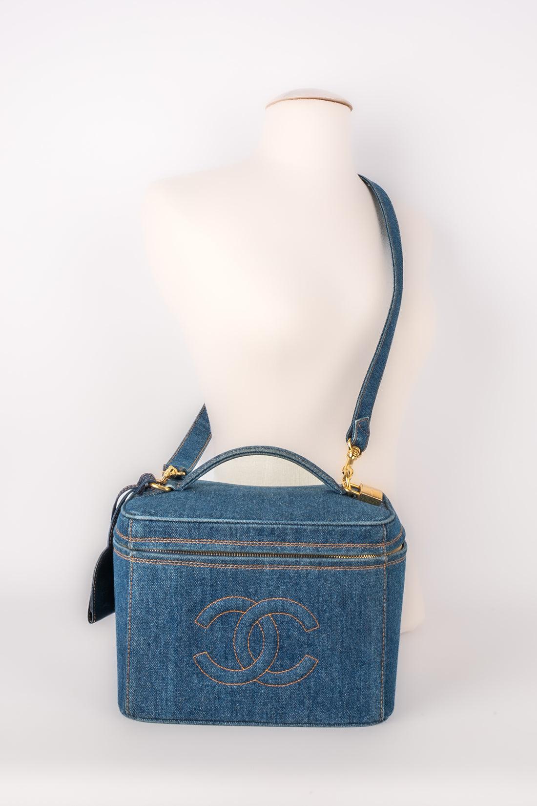Chanel - (Made in Italy) Blue denim Vanity bag with golden metal. Removable handle and padlock. Piece with a serial number. A 1996/1997 Collection.

Additional information:
Condition: Very good condition
Dimensions: Length: 23cm - Height: 17 cm -