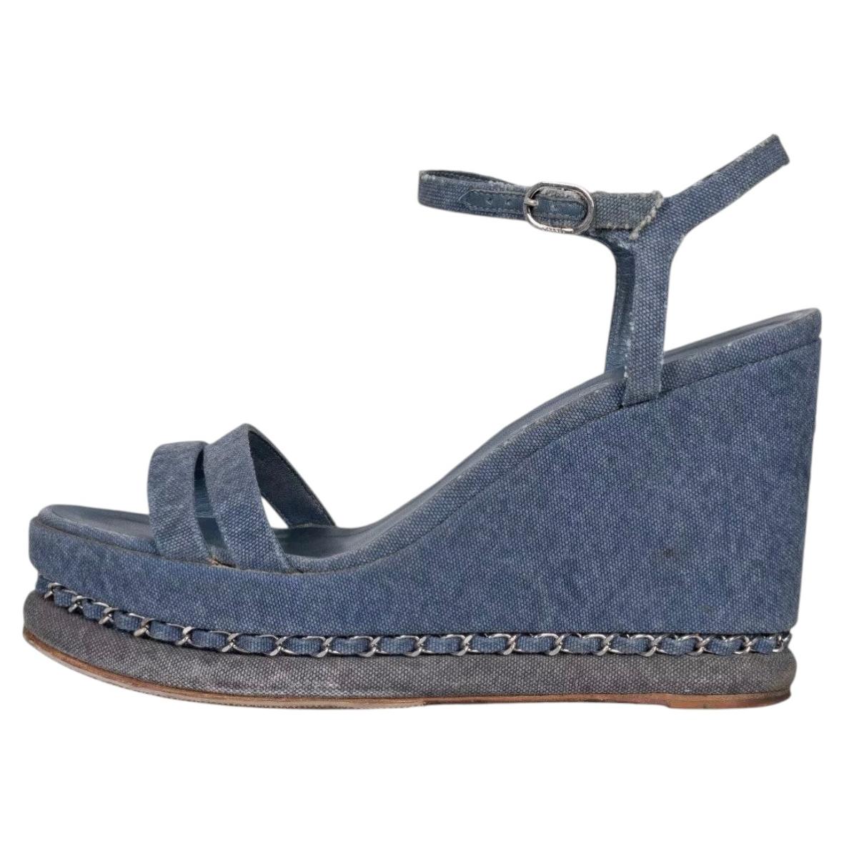 Sandali con zeppa Chanel in denim blu, misura 39,5 in vendita