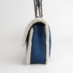 Borsa Chanel in denim blu con pelliccia bianca, motivo geroglifico egizio, modello maxi con patta e dettagli dorati