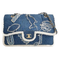 Borsa Chanel in denim blu con pelliccia bianca, motivo geroglifico egizio, modello maxi con patta e dettagli dorati