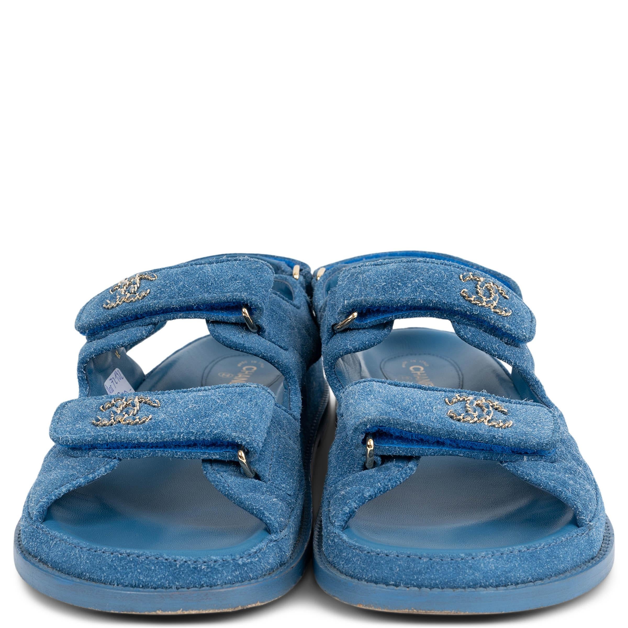 Ces sandales Chanel Dad, 100% authentiques, sont réalisées en daim vieilli bleu denim et offrent une allure à la fois décontractée et élégante aux chaussures de tous les jours. Elles sont dotées de deux bandes velcro sur le devant, chacune ornée