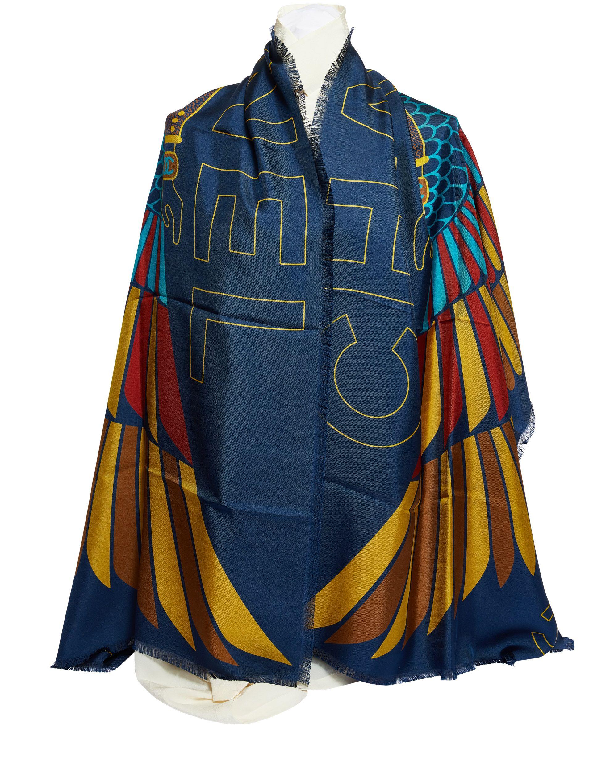 Chanel Egyptian collection châle bleu en soie. La pièce présente un motif rouge, bleu et or avec une femme pharaon. Il est tout neuf.