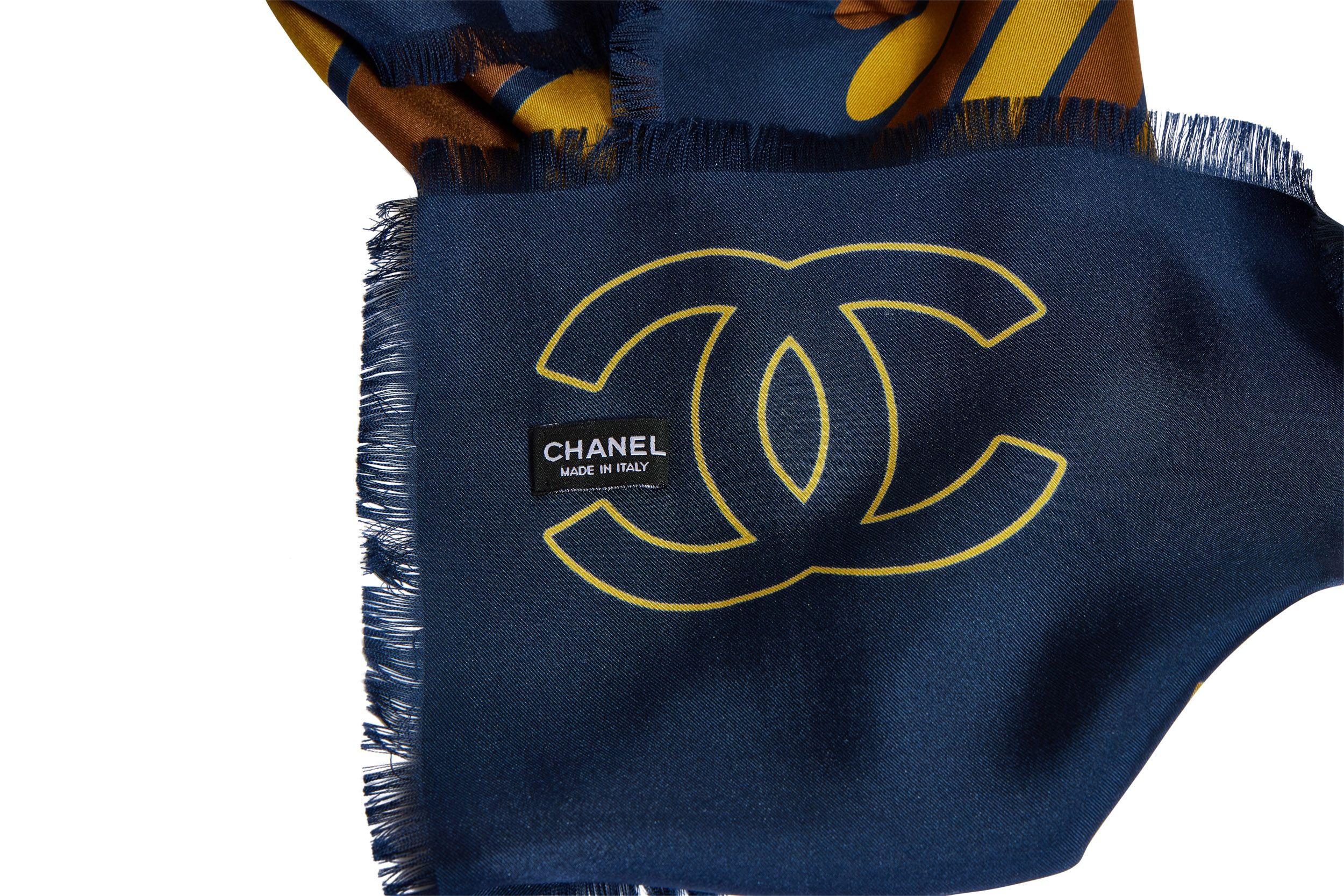 Chal de seda egipcia azul Chanel en Nuevo estado para la venta en West Hollywood, CA
