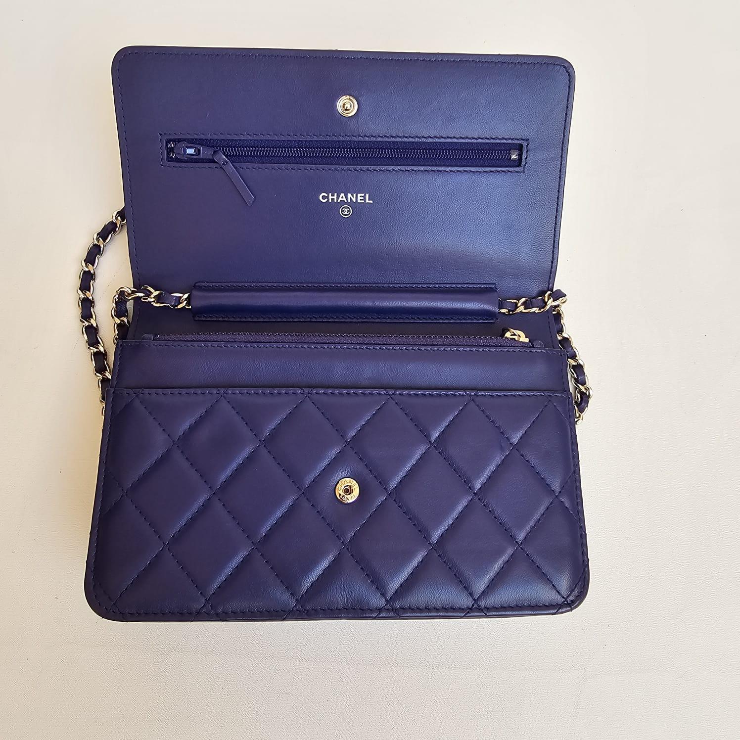 Portefeuille matelassé Chanel en cuir d'agneau bleu électrique sur chaîne Bon état - En vente à Jakarta, Daerah Khusus Ibukota Jakarta