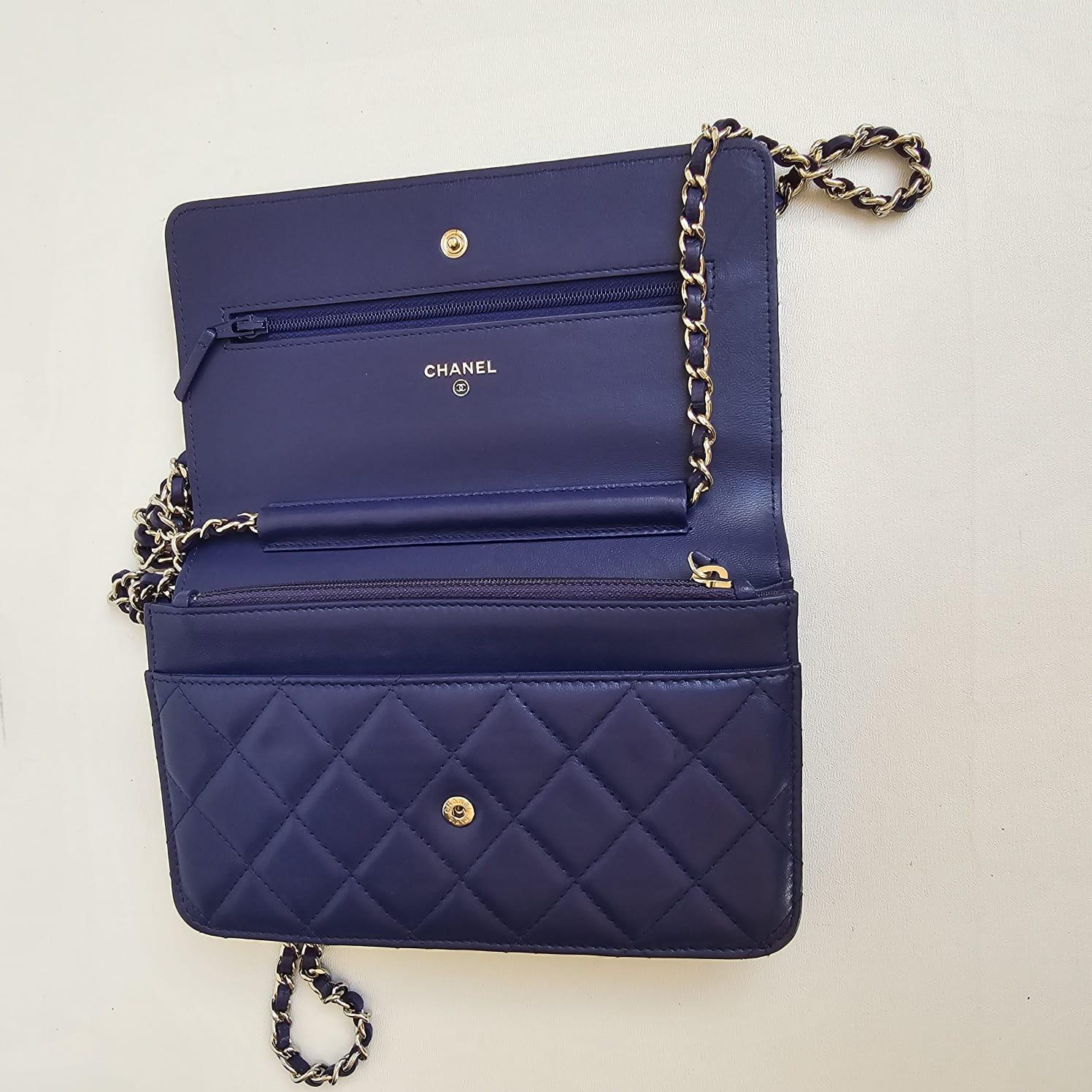 Chanel Blau Electric Lammfell Gesteppt Brieftasche an Kette an Kette für Damen oder Herren im Angebot