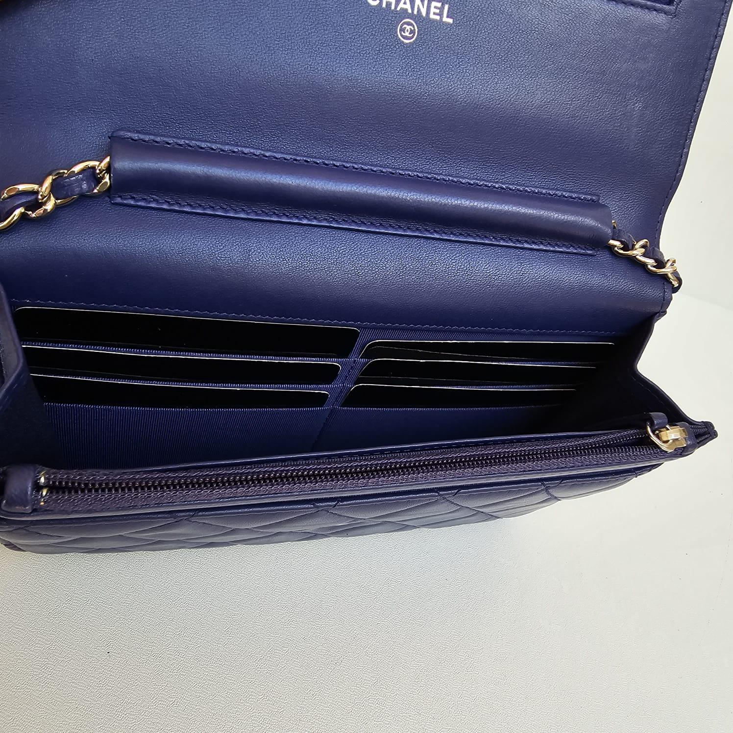 Portefeuille matelassé Chanel en cuir d'agneau bleu électrique sur chaîne en vente 2