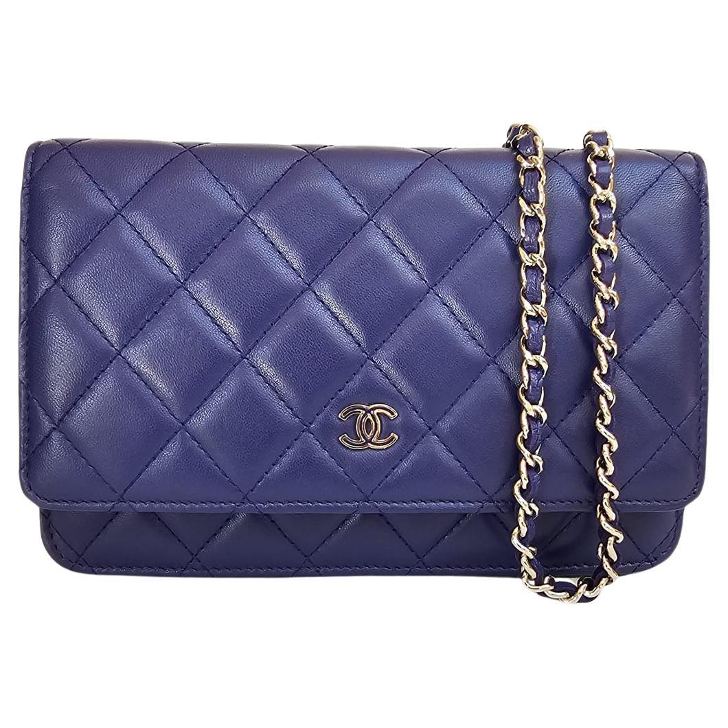 Portefeuille matelassé Chanel en cuir d'agneau bleu électrique sur chaîne en vente