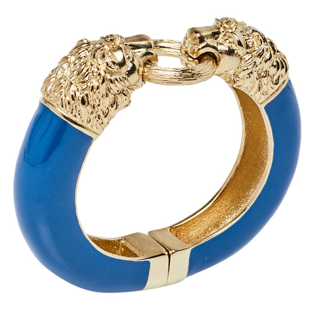 A statement piece from Chanel, this bracelet is ideal to add a timeless style to your look. Constructed with gold-tone metal, the exterior of the bracelet is coated with blue enamel and features two lion heads holding a ring at the center. It is