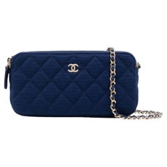Chanel Blaue Brieftasche aus Stoff mit doppeltem Reißverschluss an Kette 
