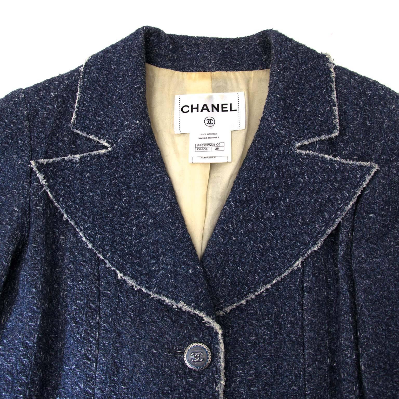 Very Good Preloved Condition

Estimated Retail Price: € 2000,-

Chanel Blue Fantasy Tweed Jacket - Size 38

Chanel tweed jackets are absolutely timeless and will never go out of style.
This piece has 1/2 sleeves and matching blue button with the