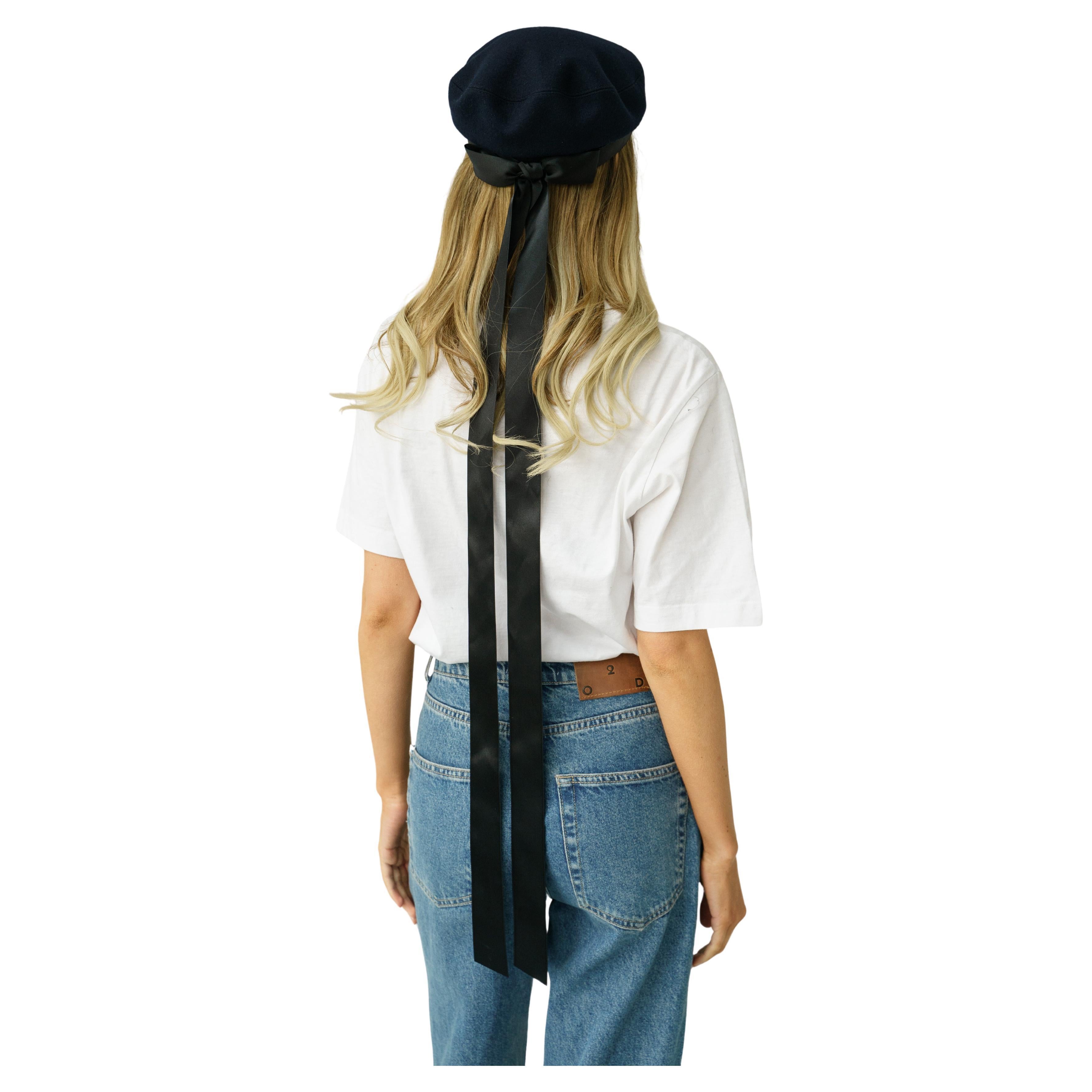 CAP di Chanel in feltro blu con nastri in grosgrain in vendita