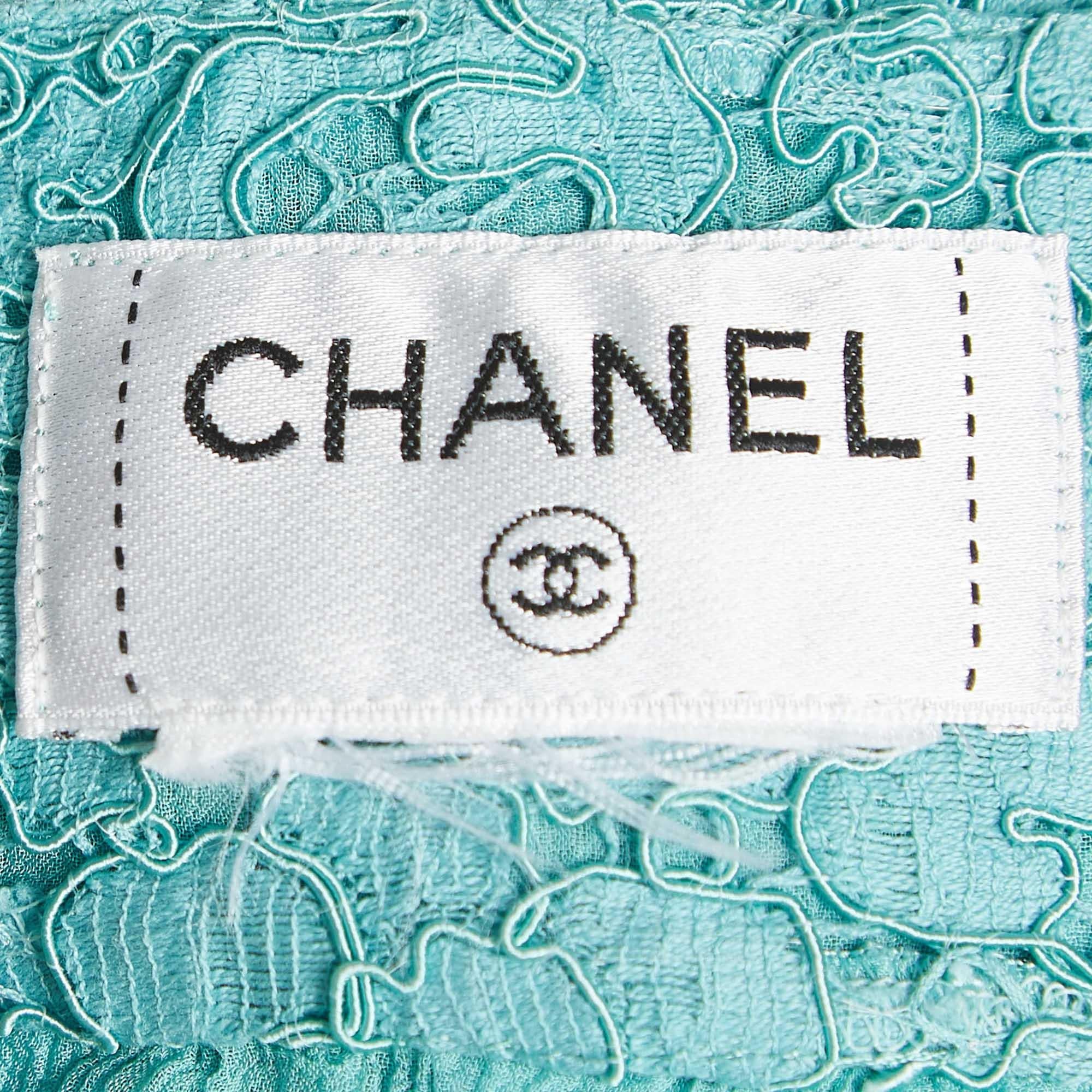 Top sans manches Chanel bleu à motif floral en dentelle S Bon état - En vente à Dubai, Al Qouz 2