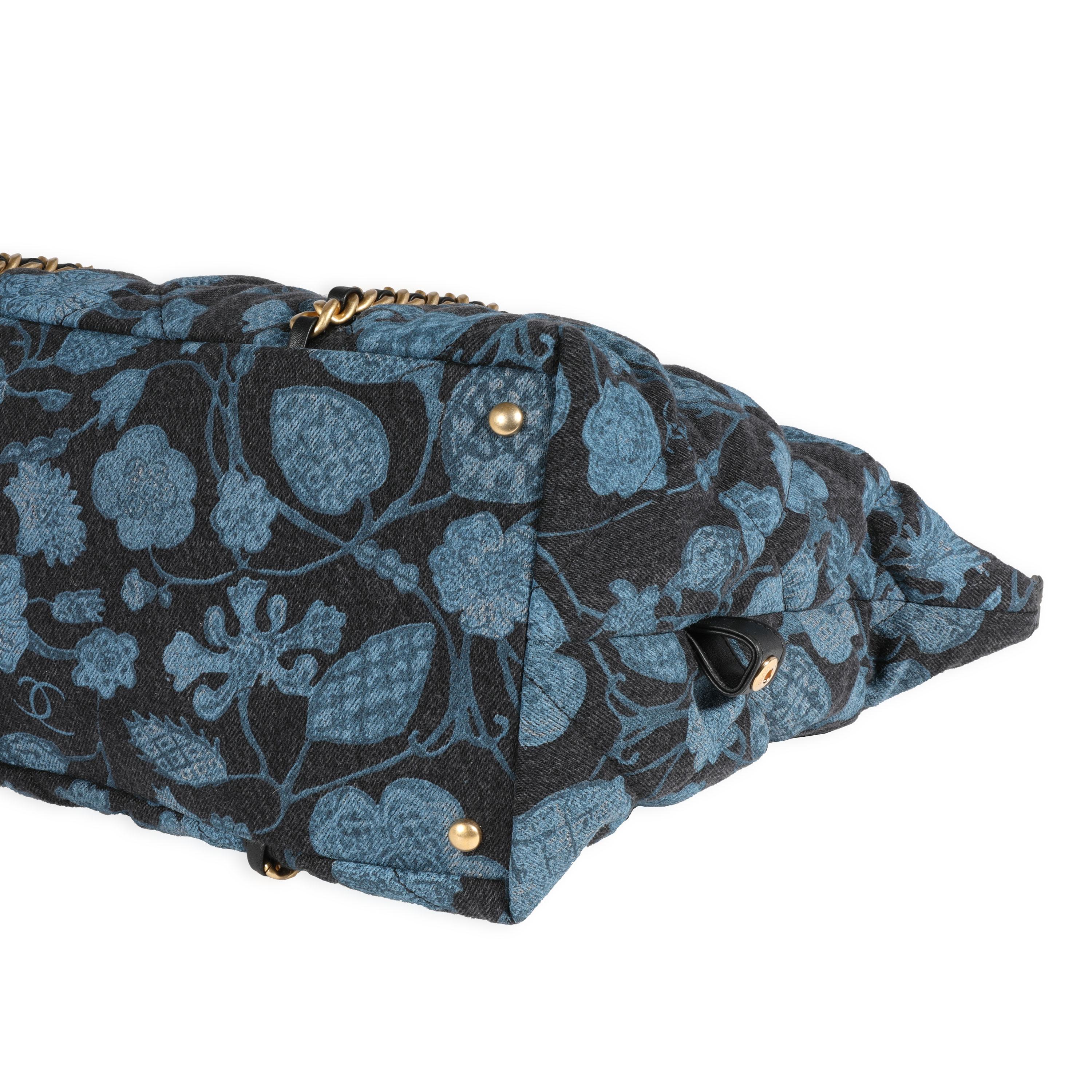 Chanel Borsa bowling in denim trapuntata con fiori blu In condizioni buone a New York, NY