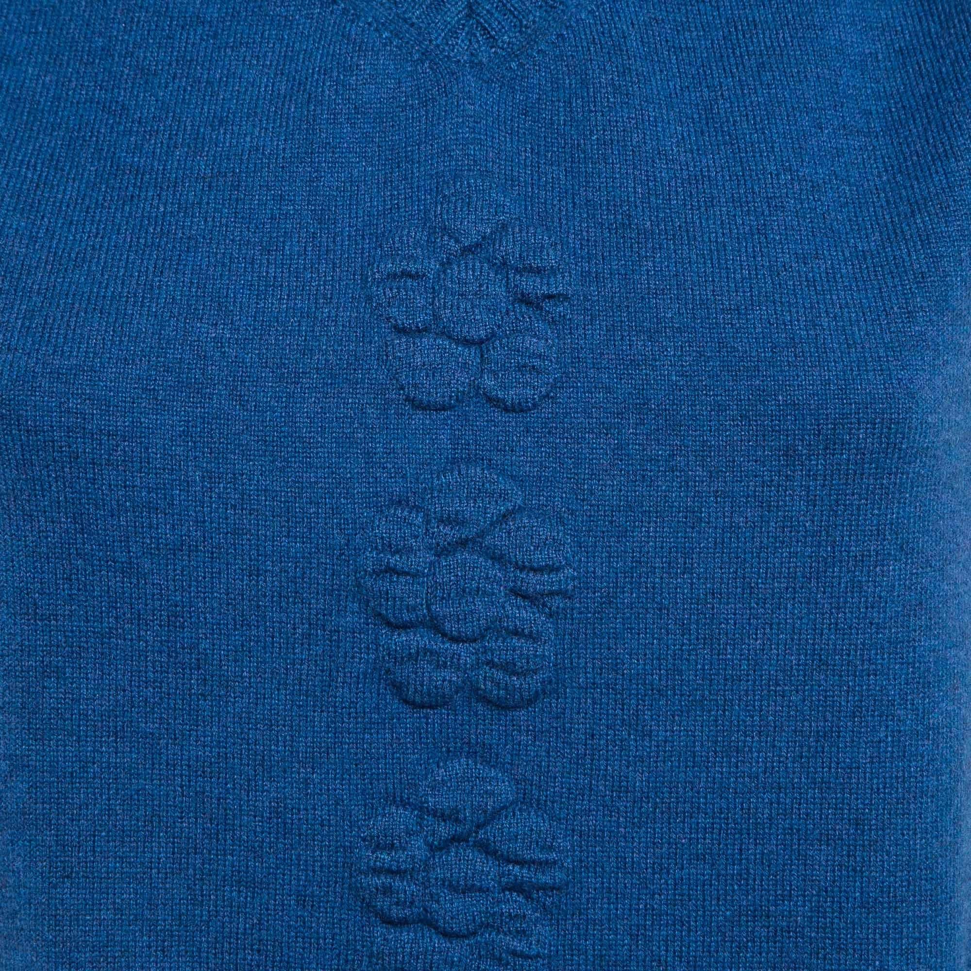 Chanel Blue Floral Textured Cashmere Knit V-Neck Vest M In Good Condition For Sale In Dubai, Al Qouz 2