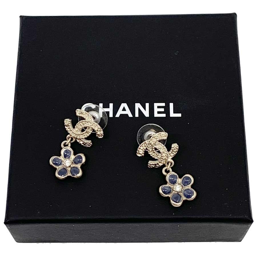CHANEL pendant studs CC in pale gold-colored metal and blue fleurette in glass paste set with a rhinestone in the center.
These CHANEL stud earrings are from the 2018 cruise collection. Made in France.
These earrings are like new, they have never