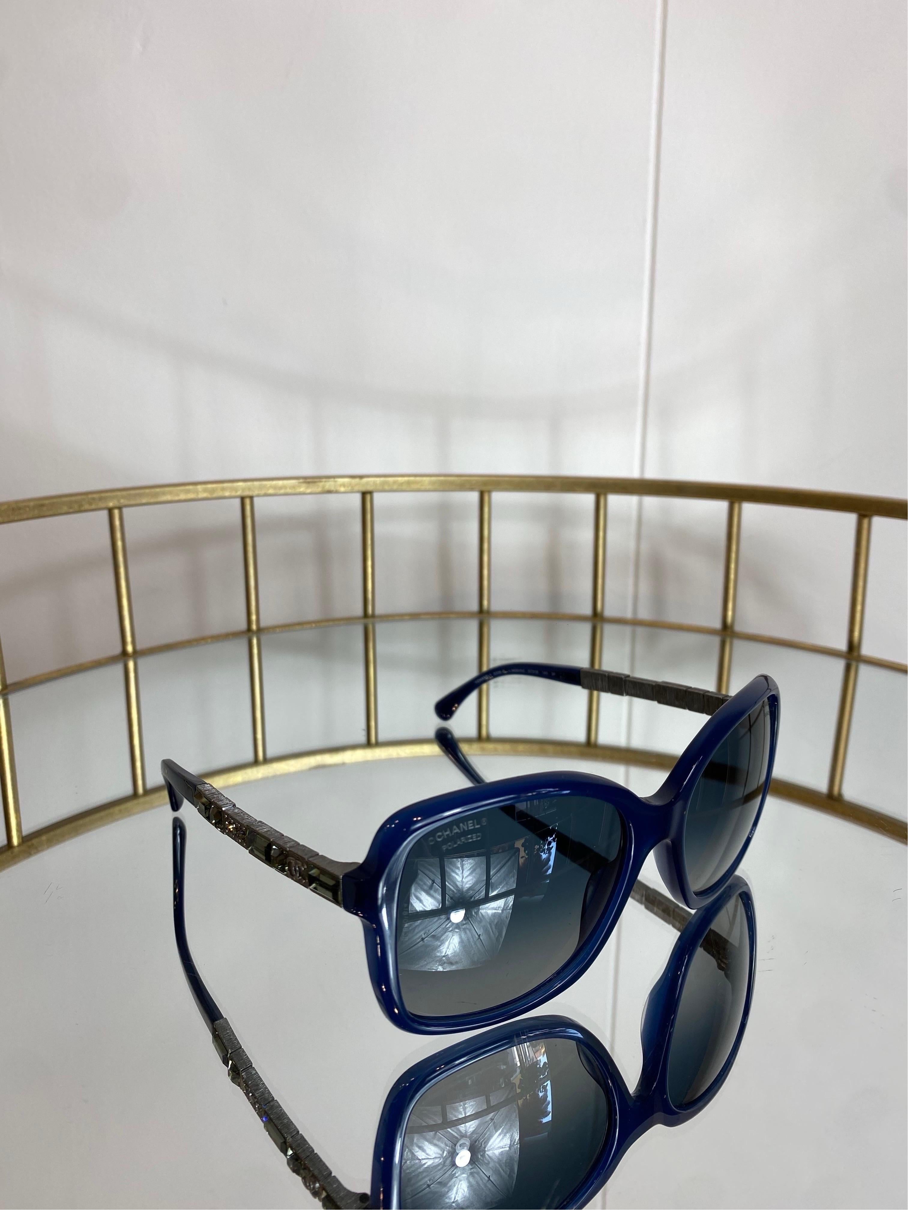 Chanel sunglasses.
Dark blue frame.
Detail of stones.
Polarized lens.
Length: 14.5cm
Width: 5.5cm
They have sunglasses box and original cloth.
Excellent condition, used very little.