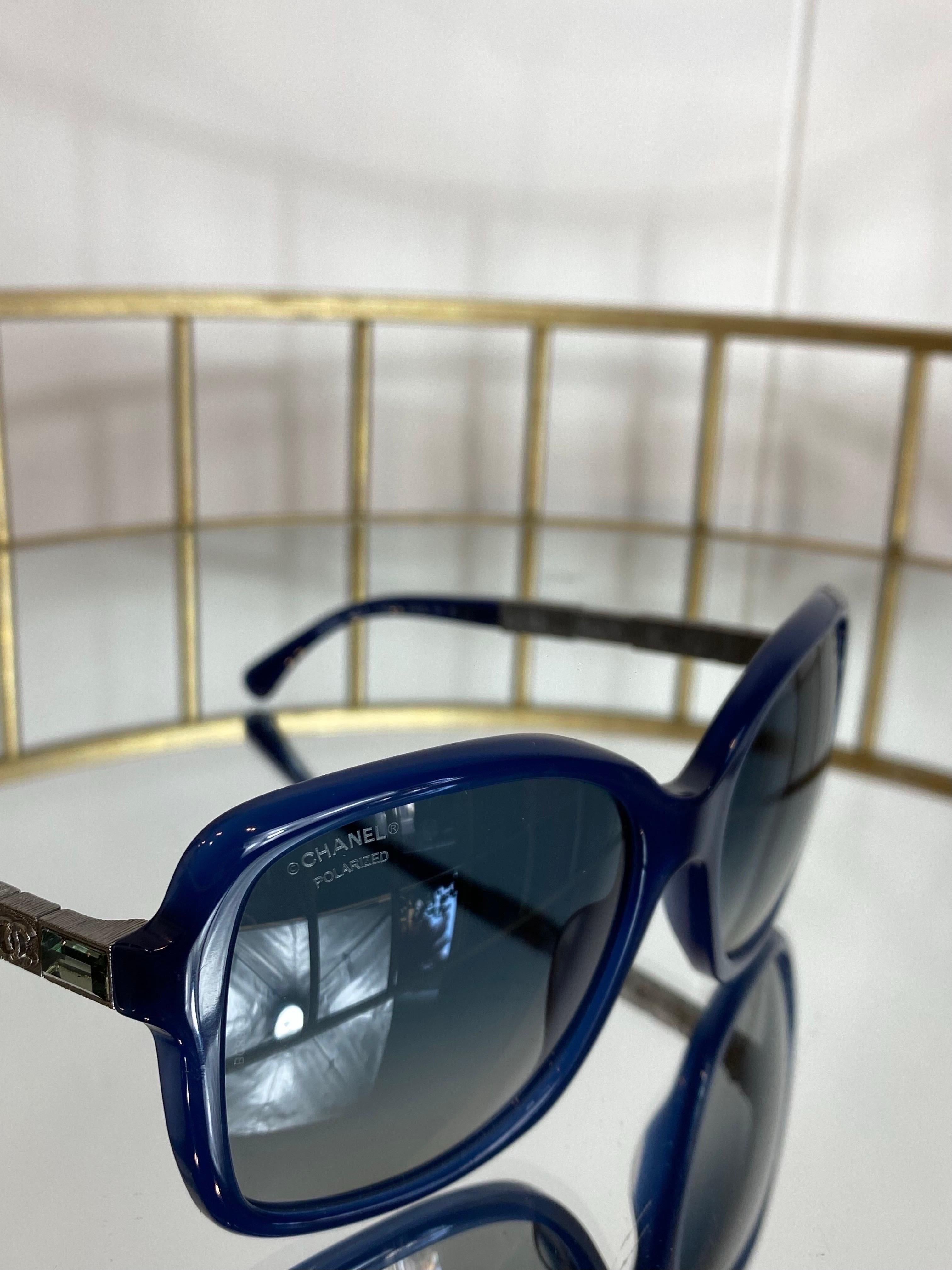 Chanel blue frame polarized Sunglasses In Excellent Condition For Sale In Carnate, IT