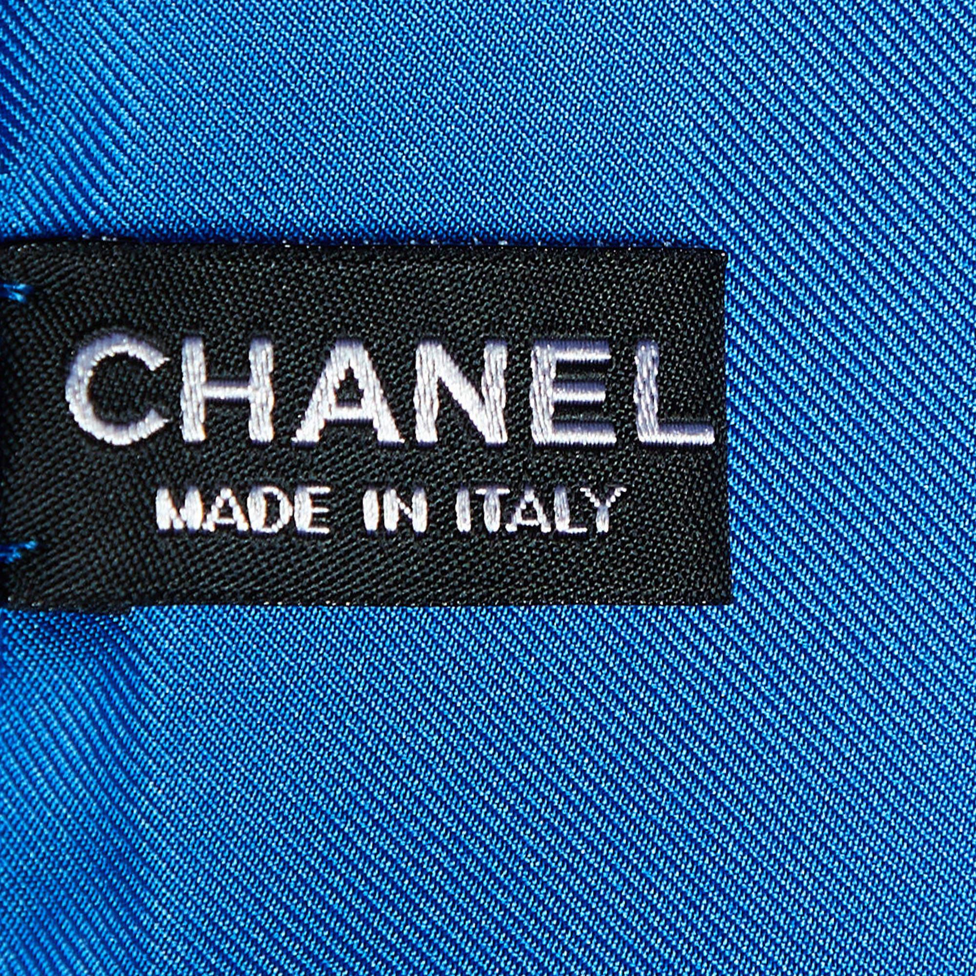 Chanel Blauer quadratischer Seidenschal mit geometrischem Logodruck in Blau im Angebot 2