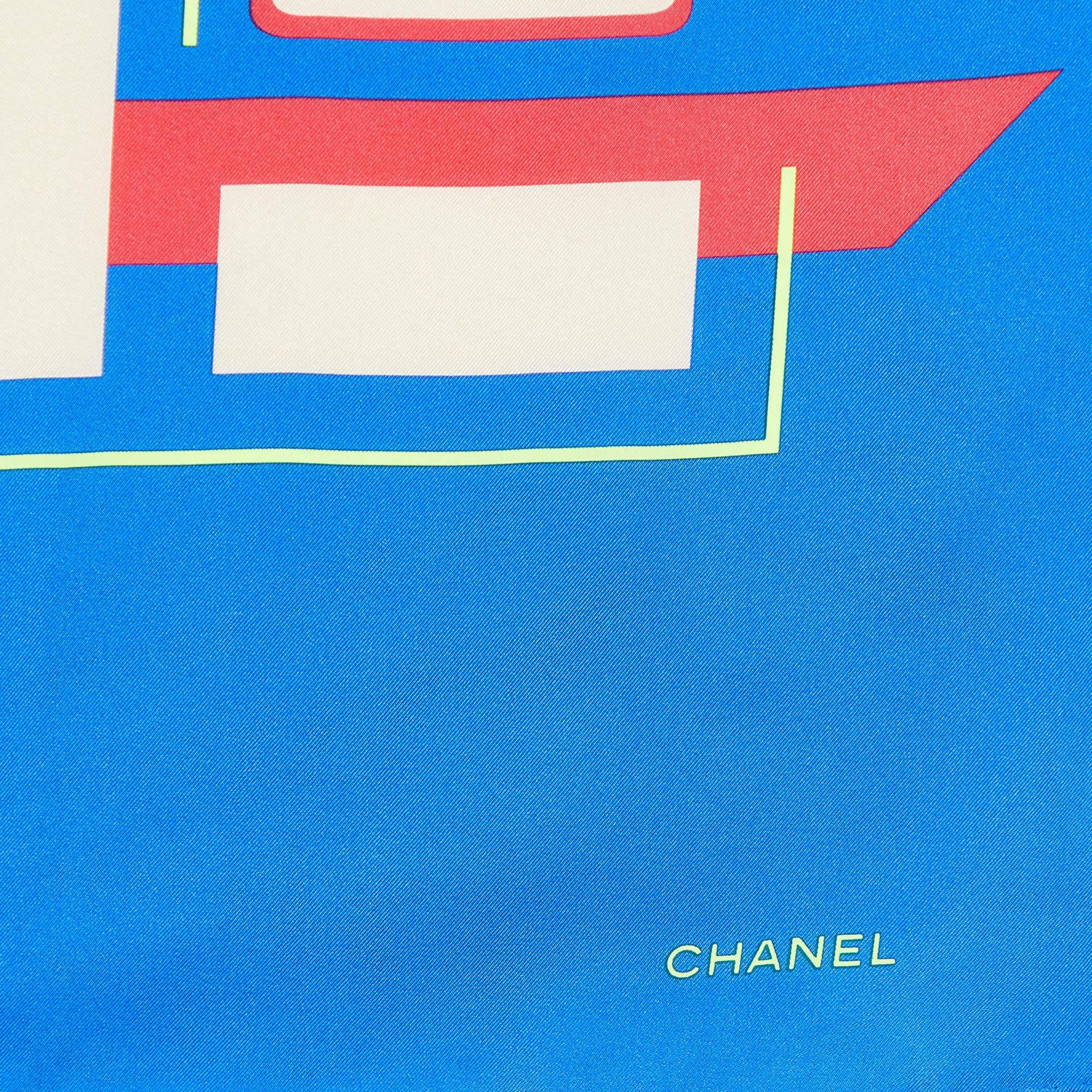 Chanel Blauer quadratischer Seidenschal mit geometrischem Logodruck in Blau im Angebot 3
