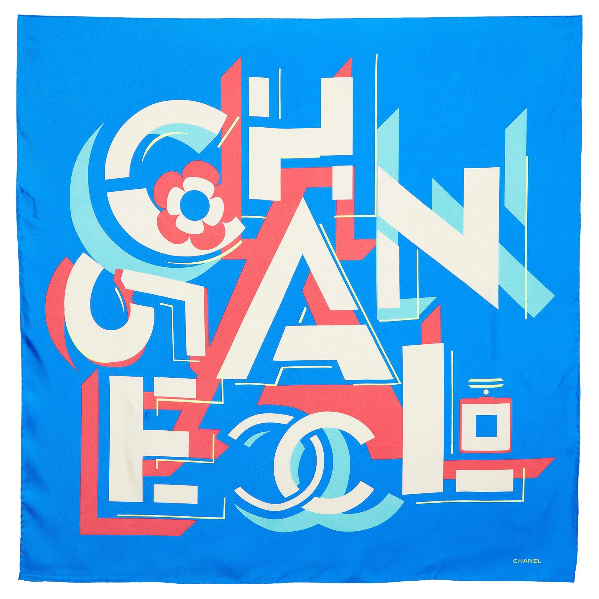 Chanel Blauer quadratischer Seidenschal mit geometrischem Logodruck in Blau im Angebot