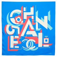 Chanel - Écharpe carrée en soie bleue imprimée de logos géométriques