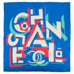 Chanel Blauer Seidenschal mit geometrischem Logo