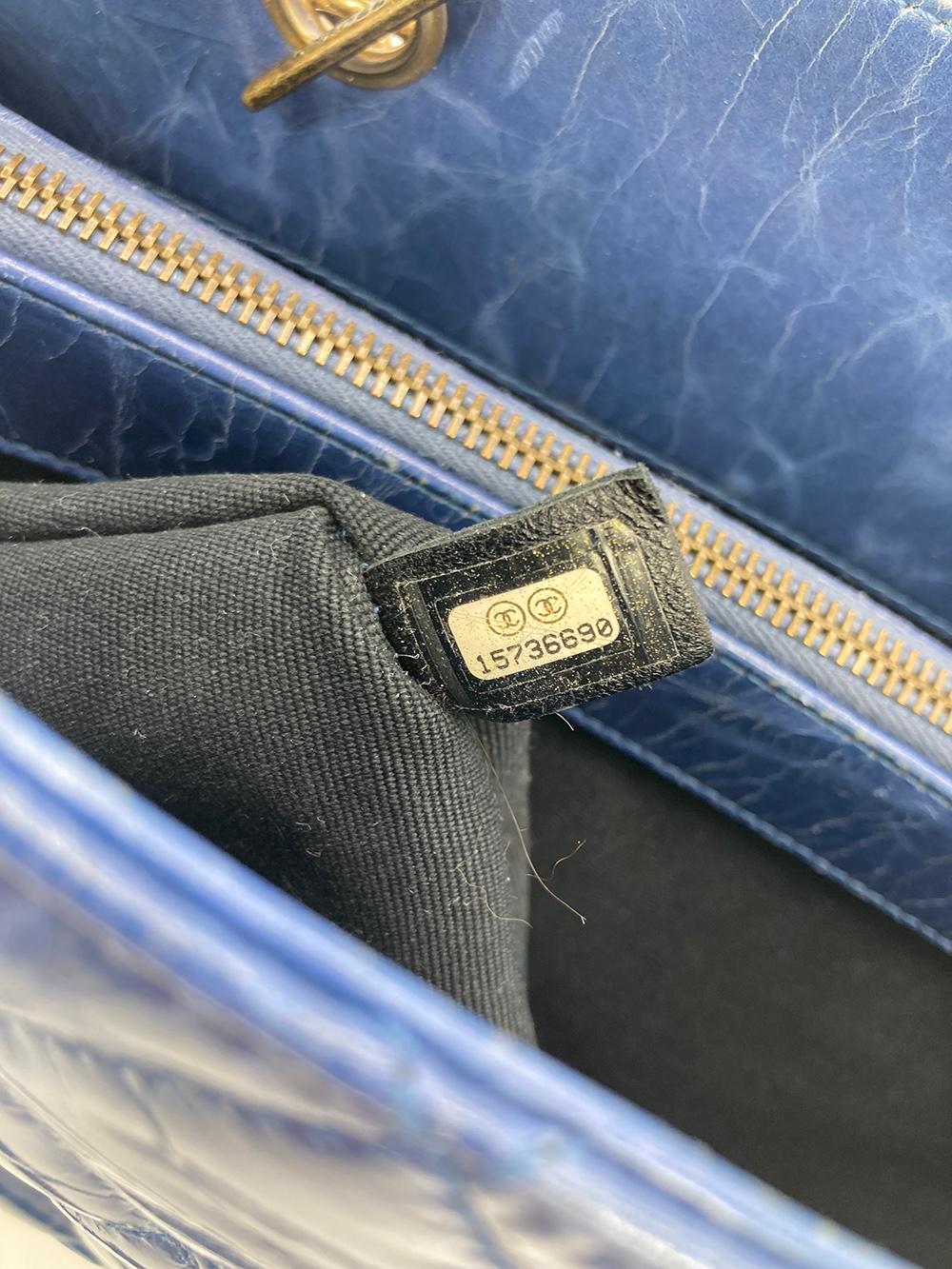 Chanel Blau glasierte gesteppte Tote Bag aus Kalbsleder im Angebot 6
