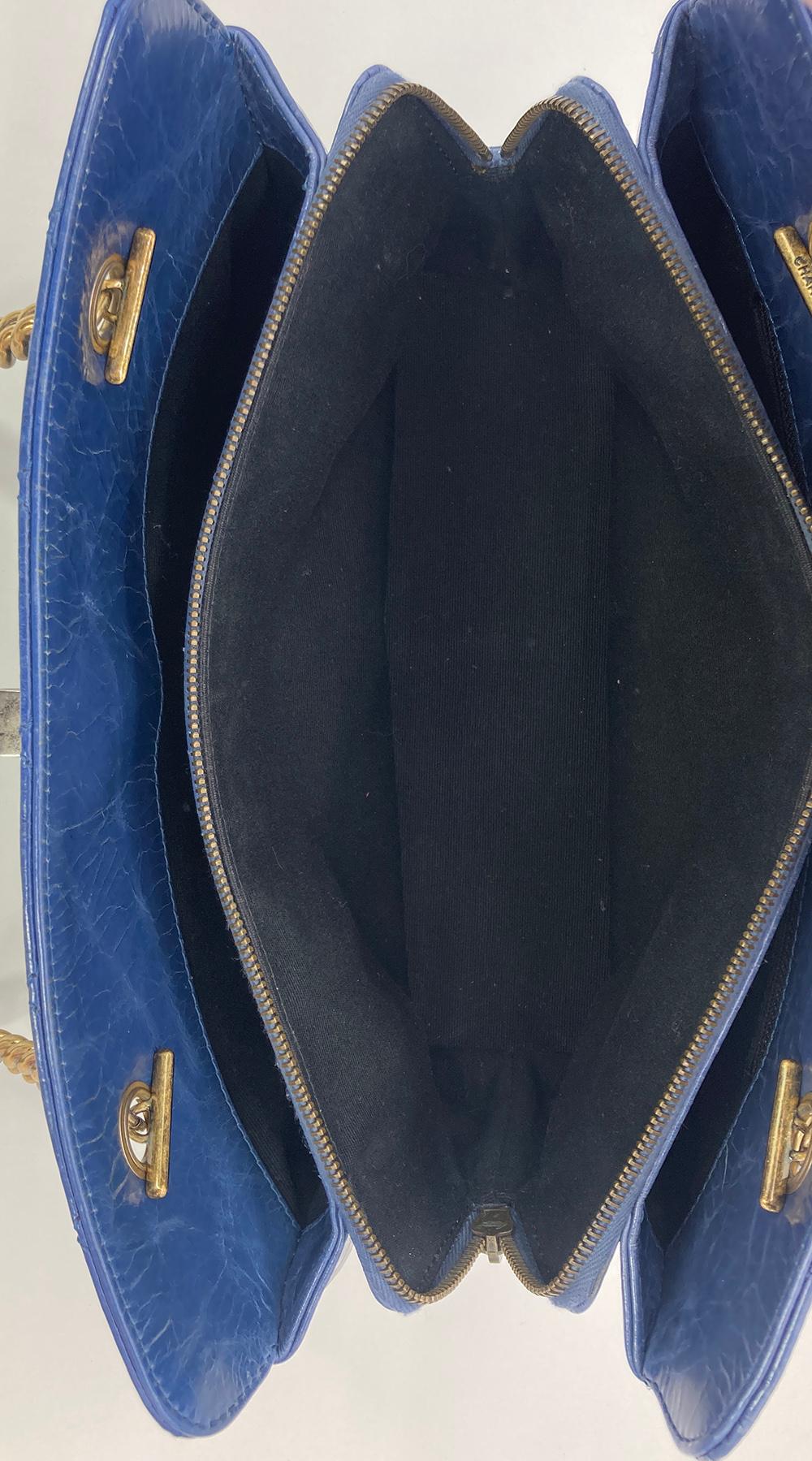 Chanel Blau glasierte gesteppte Tote Bag aus Kalbsleder im Angebot 7