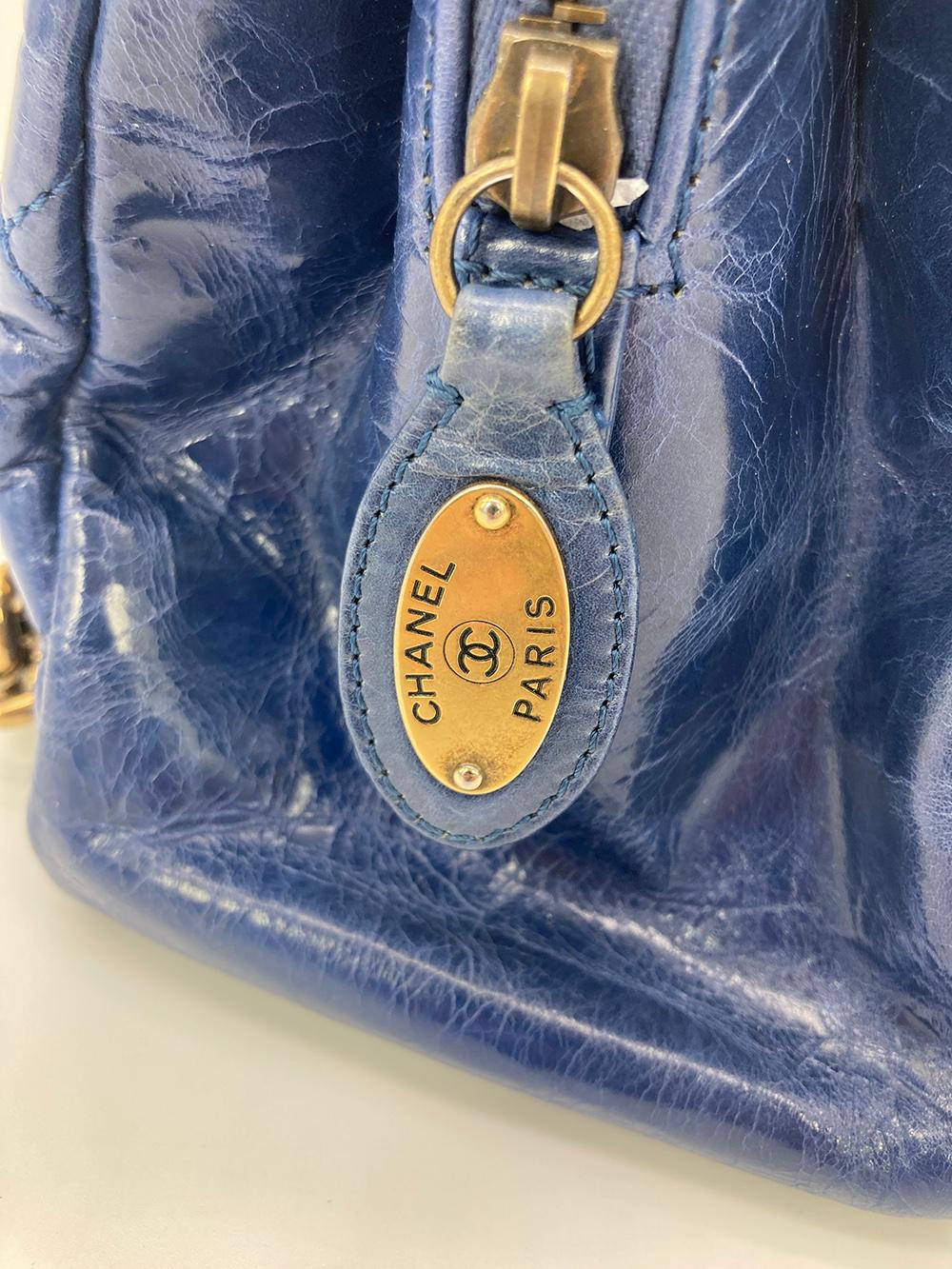 Chanel Blau glasierte gesteppte Tote Bag aus Kalbsleder im Angebot 8