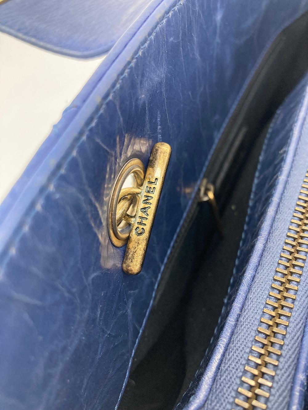 Chanel Blau glasierte gesteppte Tote Bag aus Kalbsleder im Angebot 9