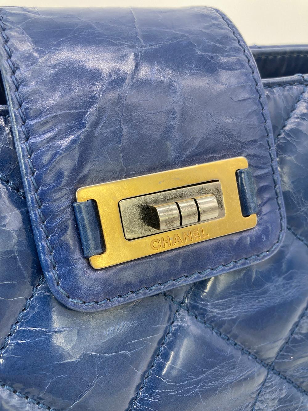 Chanel Blau glasierte gesteppte Tote Bag aus Kalbsleder im Angebot 10