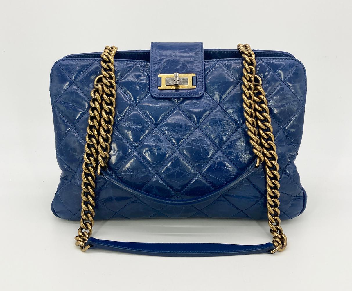 Chanel Blau glasierte gesteppte Tote Bag aus Kalbsleder im Angebot 11