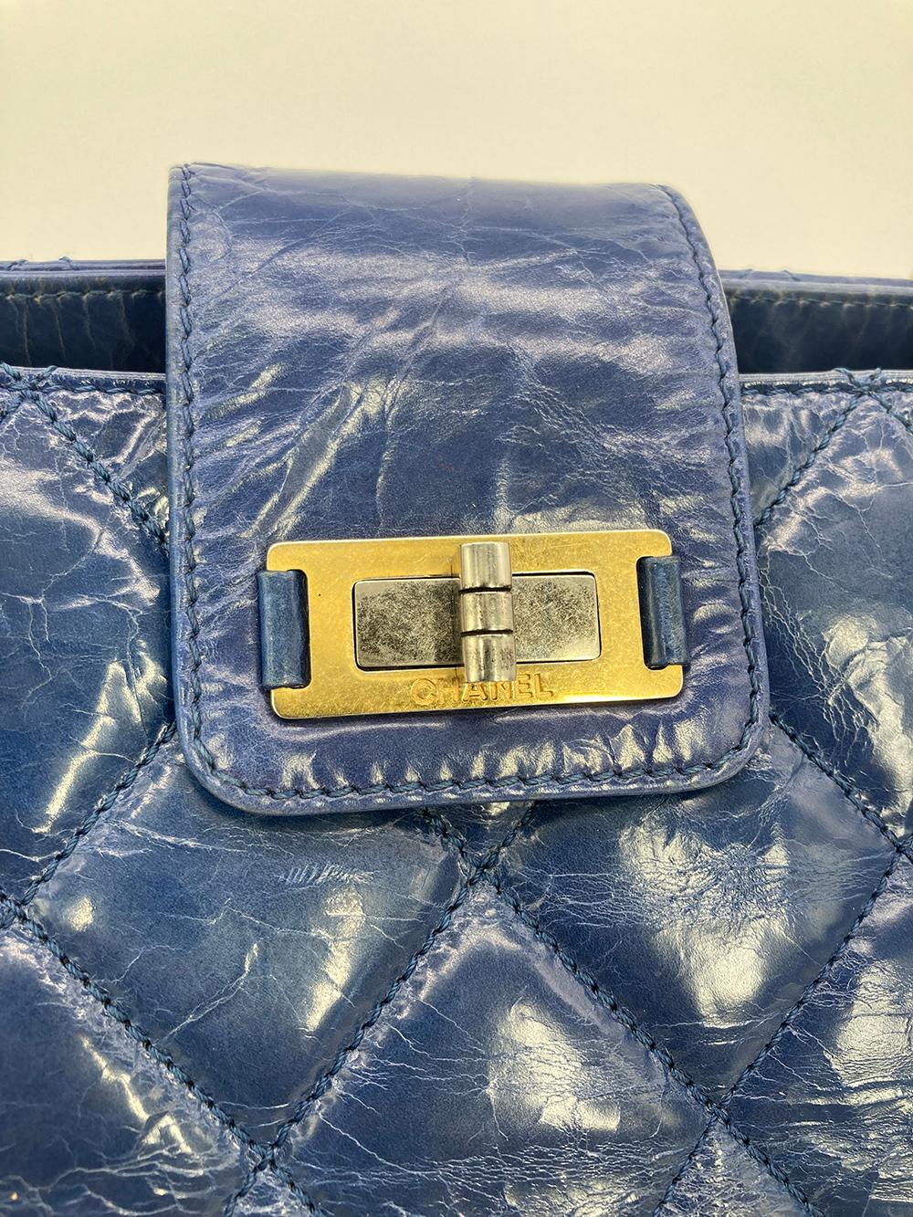 Chanel Blau glasierte gesteppte Tote Bag aus Kalbsleder im Angebot 1