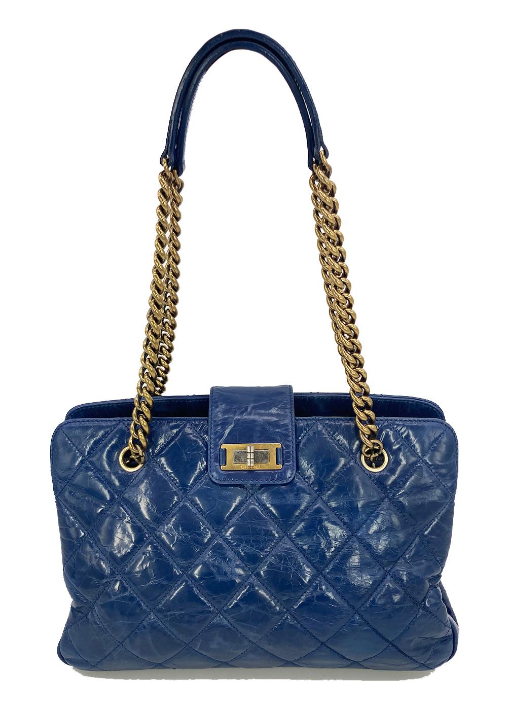 Chanel Blau glasierte gesteppte Tote Bag aus Kalbsleder im Angebot 3