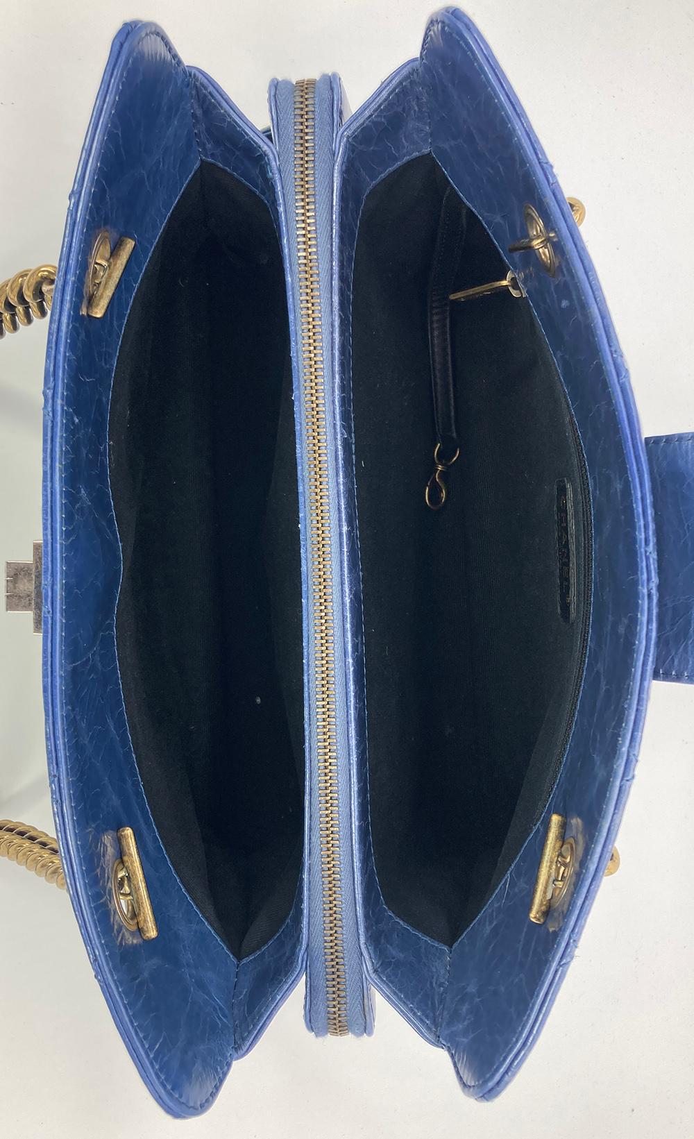 Chanel Blau glasierte gesteppte Tote Bag aus Kalbsleder im Angebot 4