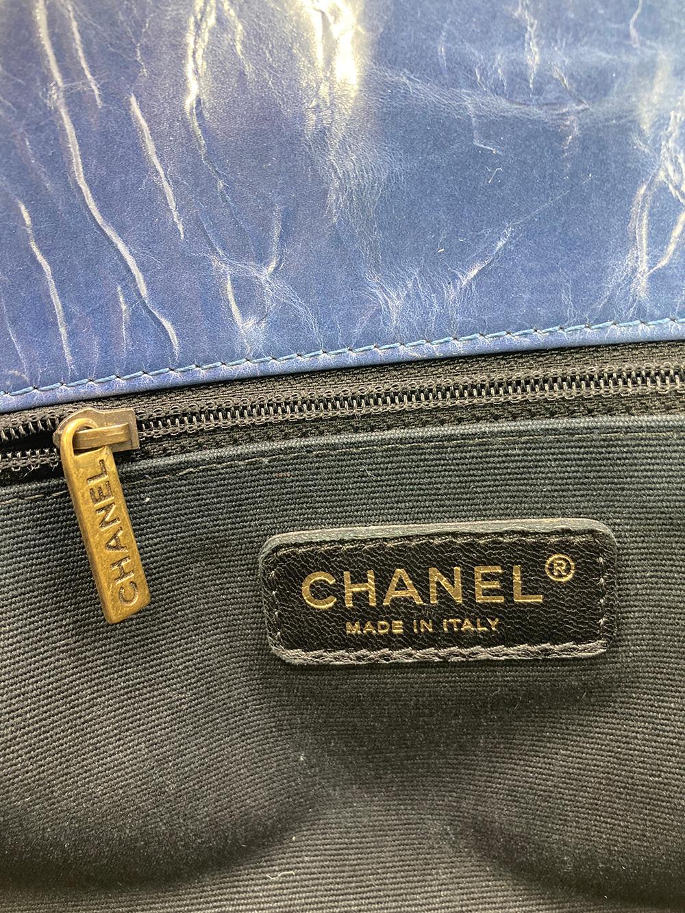 Chanel Blau glasierte gesteppte Tote Bag aus Kalbsleder im Angebot 5