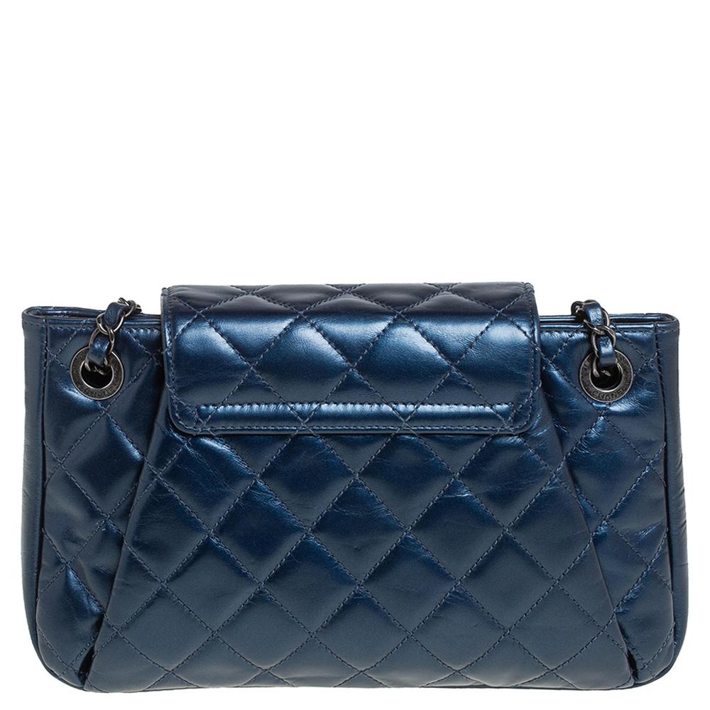 We are in utter awe of this flap bag from Chanel as it is appealing in a surreal way. Exquisitely crafted from blue glazed leather, it bears the signature label on the canvas interior and the iconic CC turn-lock on the flap. The piece has