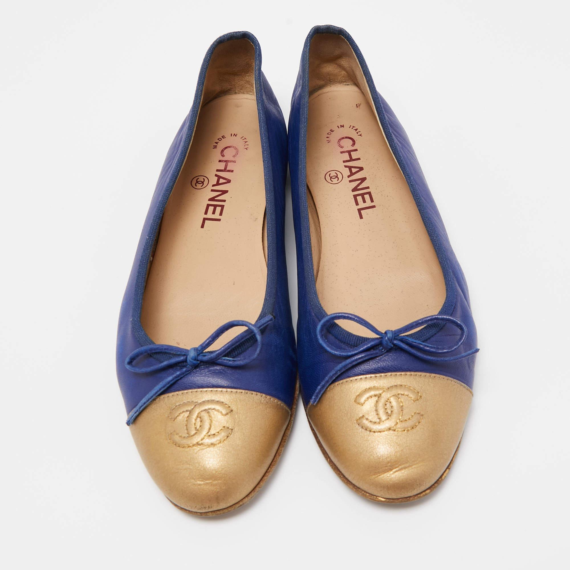 Chanel Blue/Gold Leather CC Cap Toe Bow Ballet Flats Size 38 In Fair Condition For Sale In Dubai, Al Qouz 2