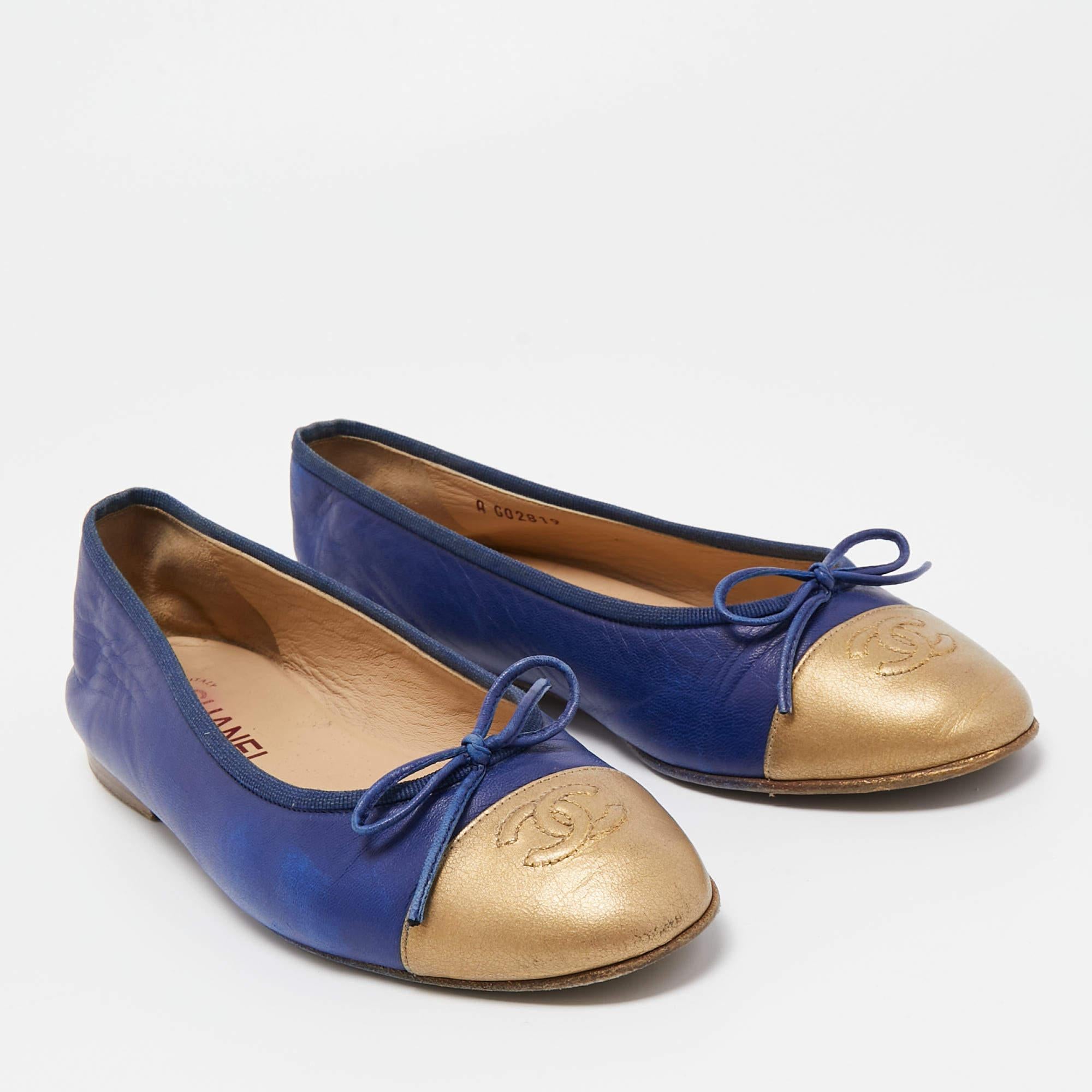 Women's Chanel Blue/Gold Leather CC Cap Toe Bow Ballet Flats Size 38 For Sale