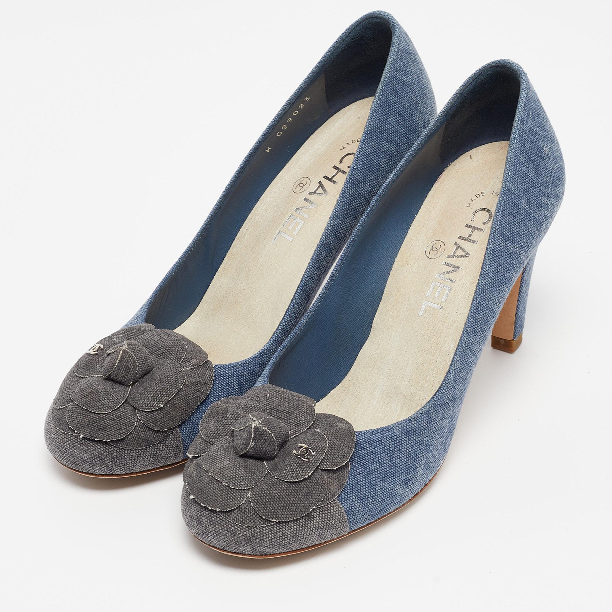 Exhibit an elegant style with this pair of Chanel pumps. These elegant shoes are crafted from quality materials. They are set on durable soles and sleek heels.