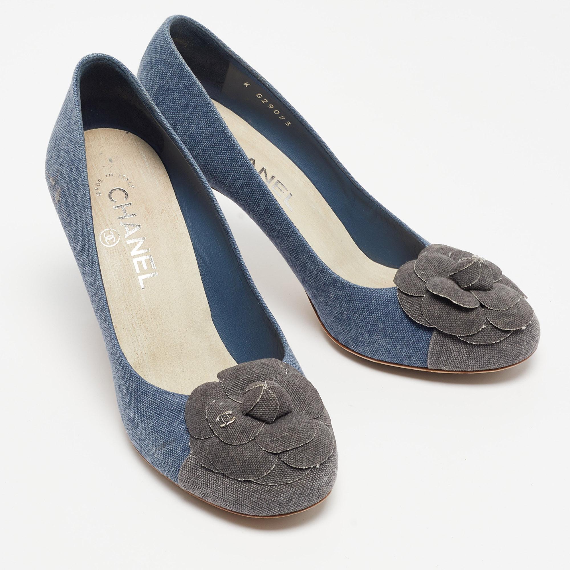 Chanel Blue/Grey Denim Camelia Cap Toe Pumps Size 38.5 In Fair Condition In Dubai, Al Qouz 2