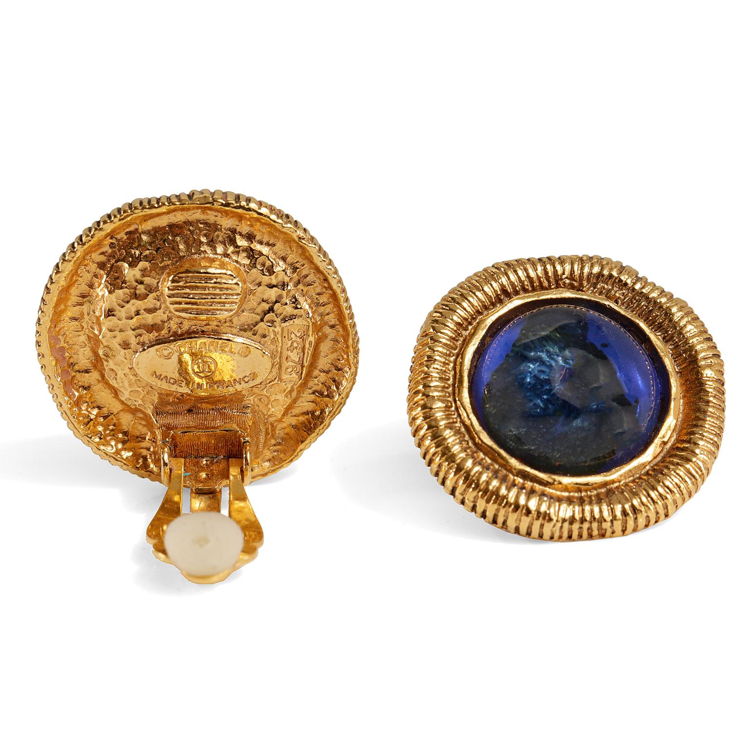Chanel Blue Gripoix Gold Clip On Earrings-  excellent condition
Cobalt blue gripoix round stone in gold tone ribbed surround.  Clip on style. 1983, made in France.  

