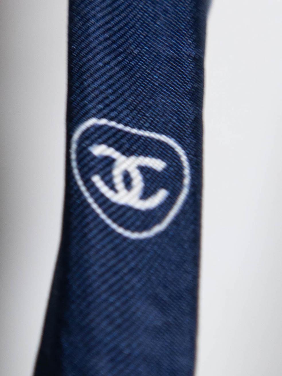 Chouchou et écharpe Chanel CC bleu à emboîtement Excellent état - En vente à London, GB