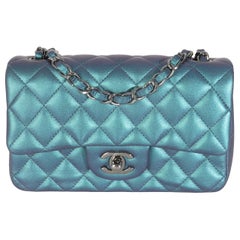 Chanel Mini Flap rettangolare in pelle di vitello trapuntata blu iridescente