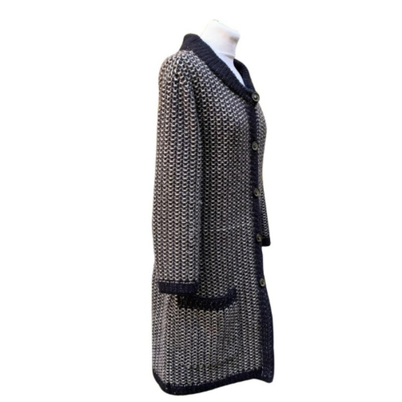 Step into timeless luxury with this vintage Chanel blue and white cashmere and silk knit long cardigan, a true embodiment of sophistication. This exquisite piece is designed to offer both comfort and elegance, crafted from a luxurious blend of 76%