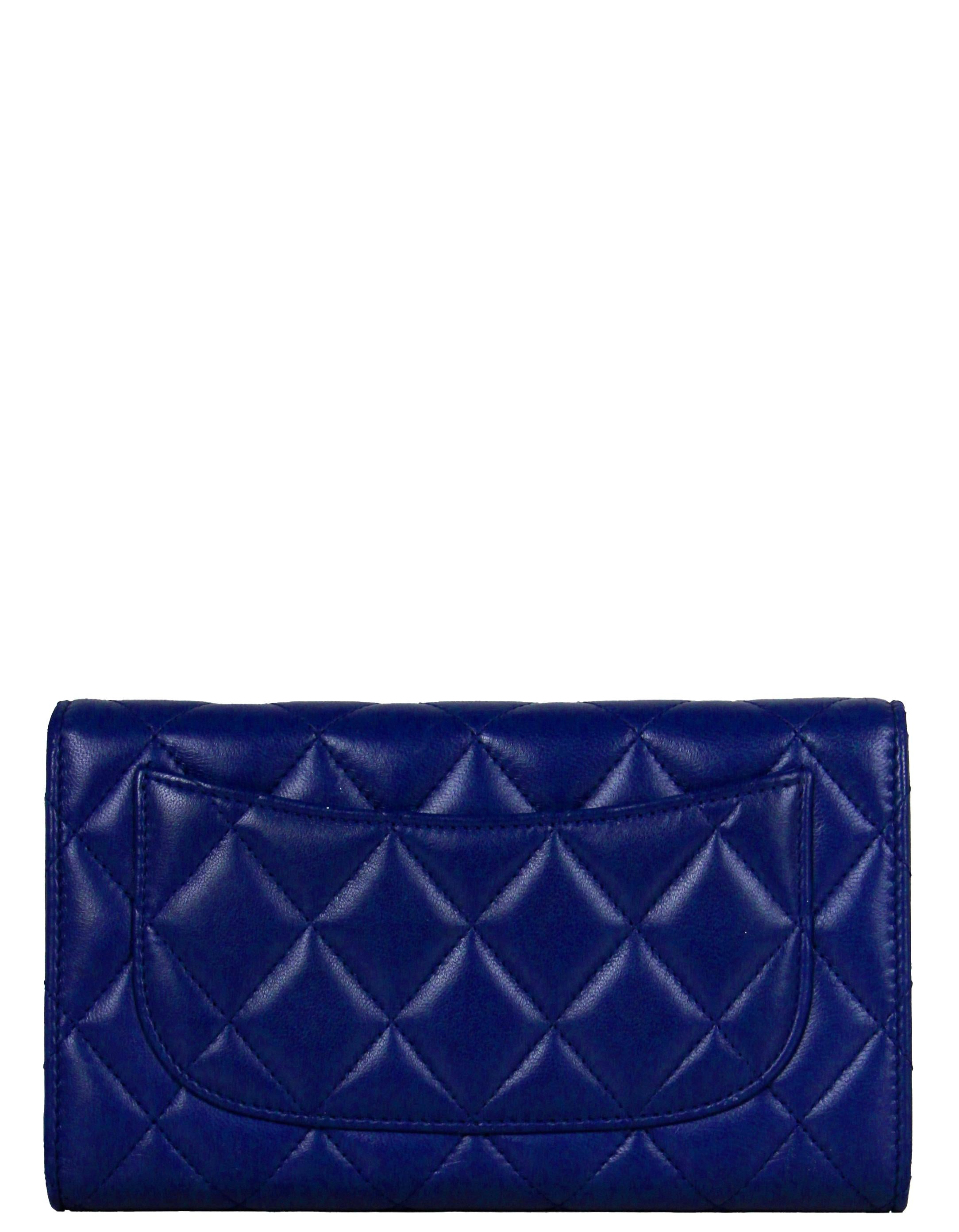 Chanel Blaues gestepptes Portemonnaie aus Lammleder mit Gusset-Klappe im Zustand „Hervorragend“ im Angebot in New York, NY