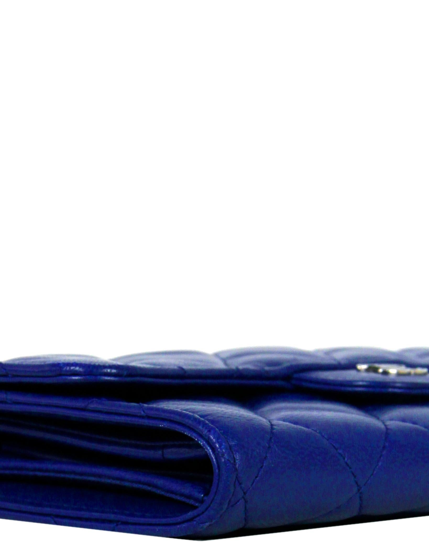 Bleu Chanel - Grand portefeuille à rabat Gusset en cuir d'agneau bleu matelassé en vente