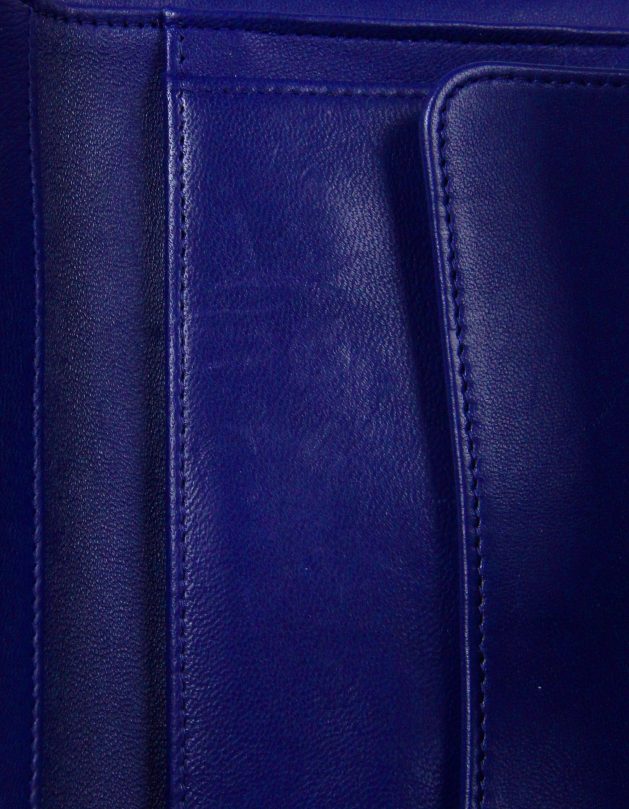 Chanel Blaues gestepptes Portemonnaie aus Lammleder mit Gusset-Klappe im Angebot 3